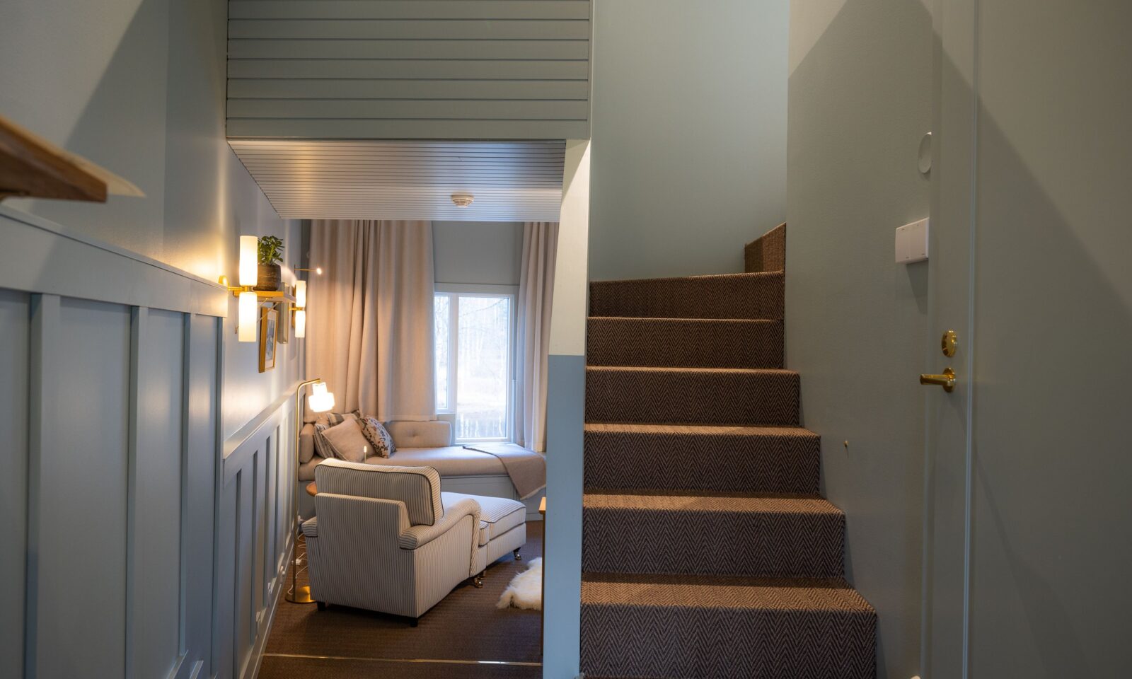 Spacious room with upstairs