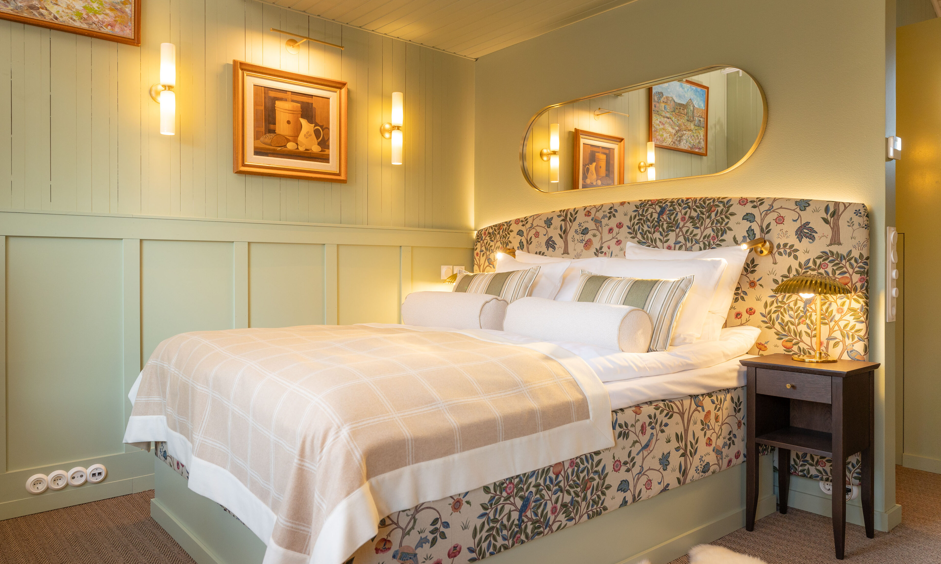 Double bed in Aino River Suite with Loft suite.